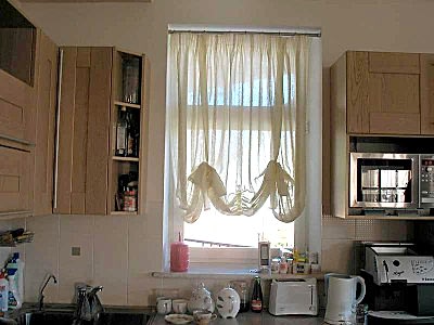 Австрийские шторы на кухне фото в интерьере пример 246