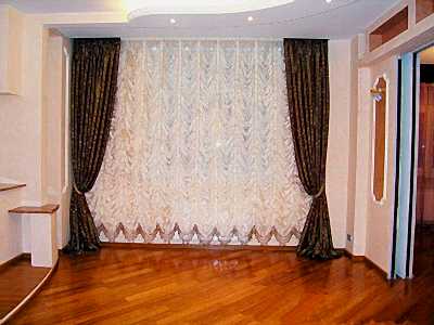 Классические шторы в гостиной фото в интерьере пример 385