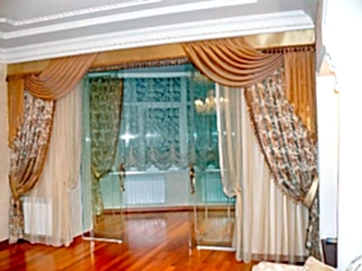 Австрийские шторы в гостиной фото в интерьере пример 220