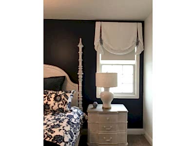 Рулонные шторы в спальне фото в интерьере пример 170