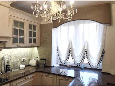 Австрийские шторы на кухне фото в интерьере пример 373