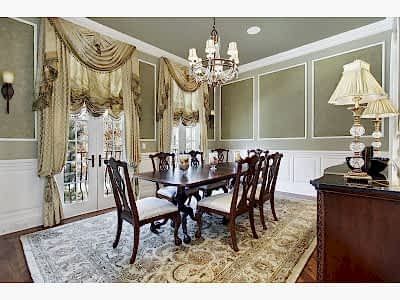 Австрийские шторы в гостиной фото в интерьере пример 371