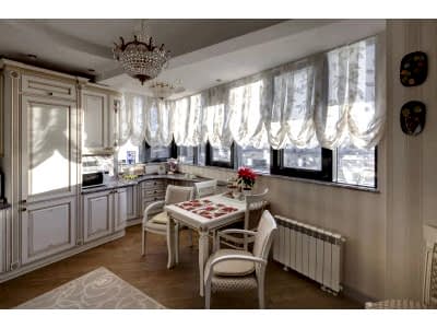 Австрийские шторы на кухне фото в интерьере пример 366