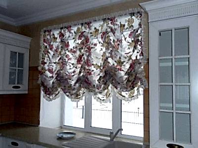 Австрийские шторы на кухне фото в интерьере пример 360