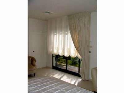 Австрийские шторы в спальне фото в интерьере пример 329