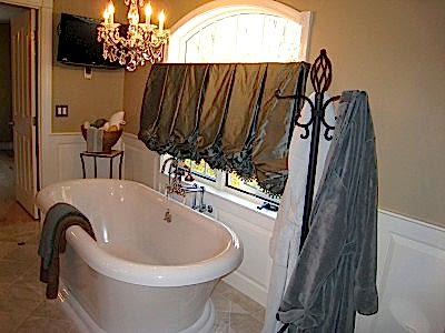 Австрийские шторы в ванной комнате фото в интерьере пример 326