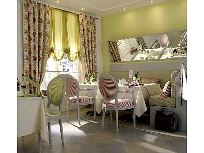 Классические шторы фото в интерьере пример 320