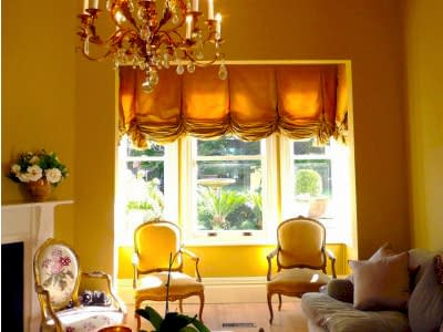 Австрийские шторы в гостиной фото в интерьере пример 311
