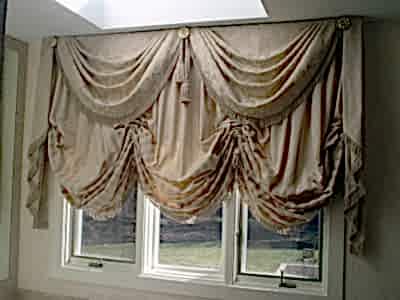 Австрийские шторы в коттедже фото в интерьере пример 300