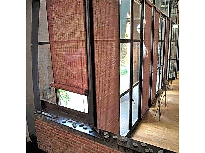 Бамбуковые шторы в коттедже фото в интерьере пример 1707