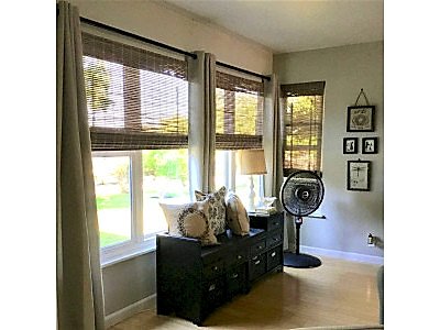 Бамбуковые шторы в гостиной фото в интерьере пример 1752