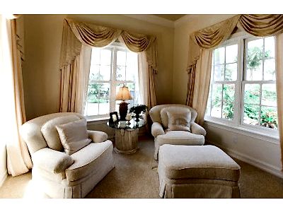 Классические шторы в гостиной фото в интерьере пример 692