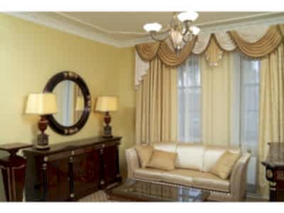 Классические шторы в гостиной фото в интерьере пример 675