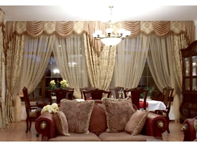 Классические шторы в гостиной фото в интерьере пример 656