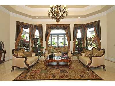 Классические шторы в гостиной фото в интерьере пример 647