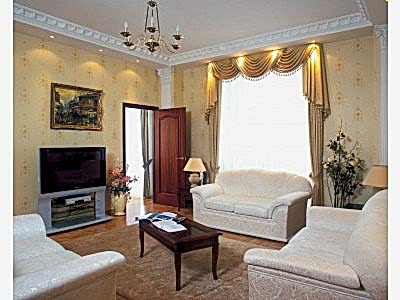 Классические шторы в гостиной фото в интерьере пример 636