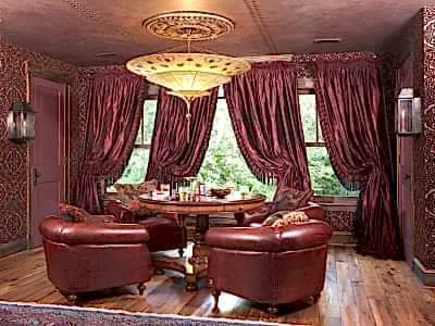 Классические шторы в гостиной фото в интерьере пример 634