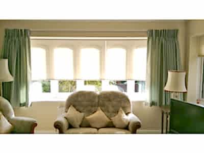 Рулонные шторы в гостиной фото в интерьере пример 617