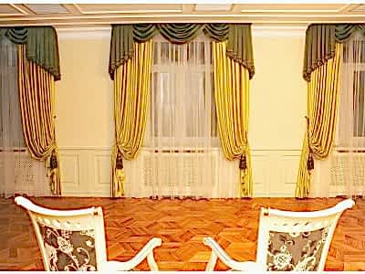 Классические шторы в гостиной фото в интерьере пример 610