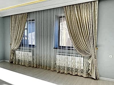 Классические шторы в гостиной фото в интерьере пример 507