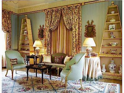 Классические шторы в гостиной фото в интерьере пример 590