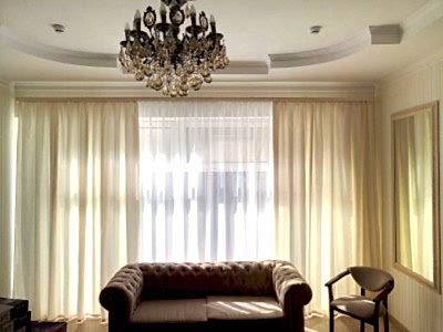 Классические шторы в гостиной фото в интерьере пример 567