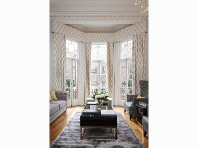 Классические шторы в гостиной фото в интерьере пример 536