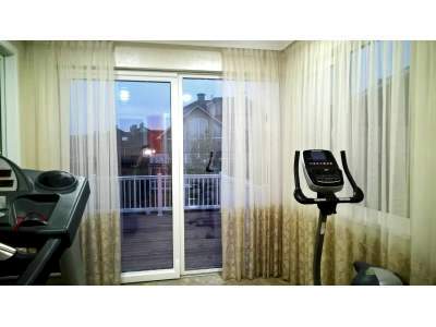 Тюлевые шторы в коттедже фото в интерьере пример 2228