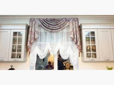 Австрийские шторы на кухне фото в интерьере пример 2245