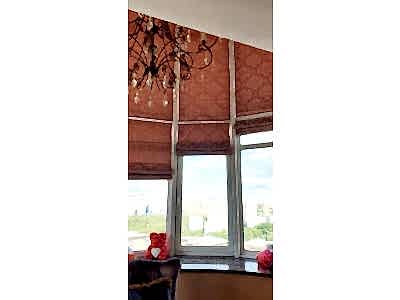 Римские шторы на балкон и лоджию фото в интерьере пример 2274