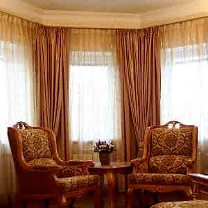 Классические шторы в гостиной фото в интерьере пример 717