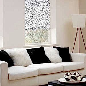 Рулонные шторы в гостиной фото в интерьере пример 1511