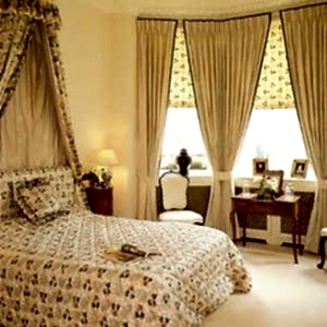 Рулонные шторы в спальне фото в интерьере пример 1514