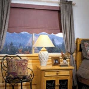 Рулонные шторы в спальне фото в интерьере пример 1599